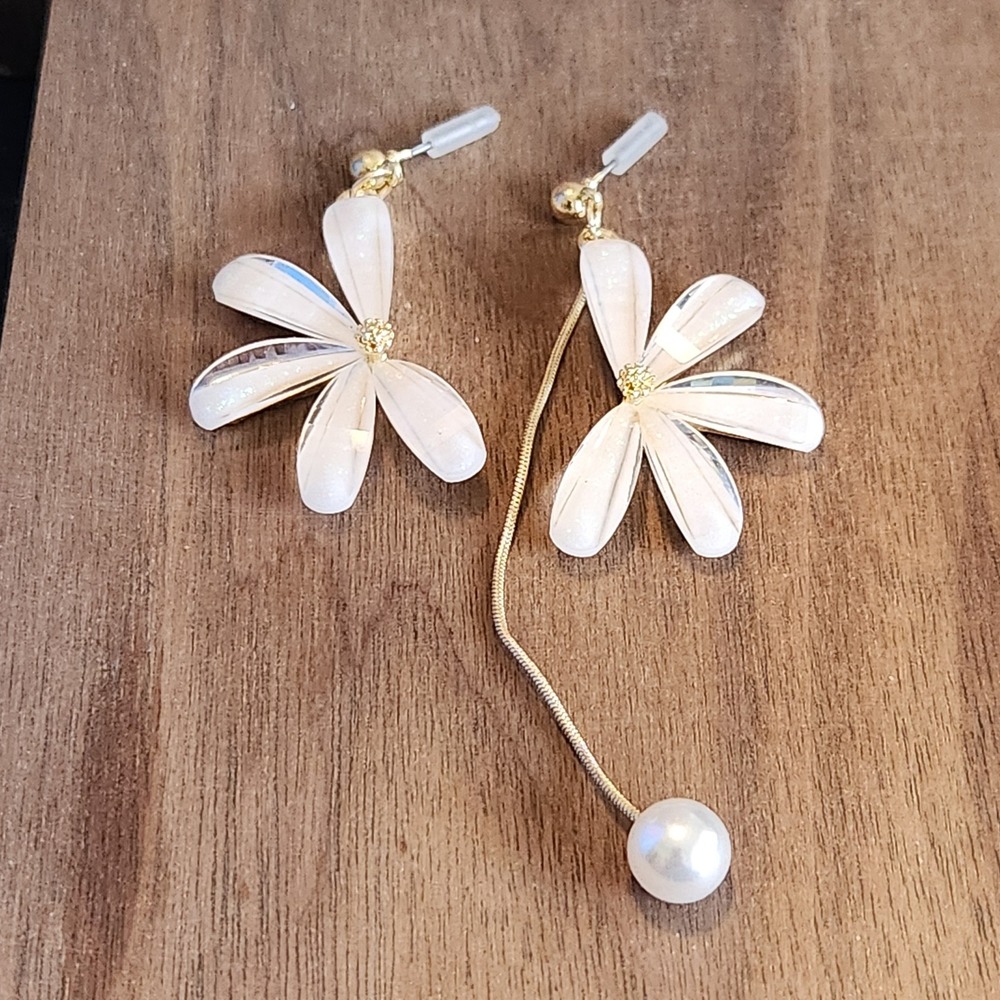Asymmetrical White Floral Pearl Drop Earrings Gold Tone Mismatched Flower Studs